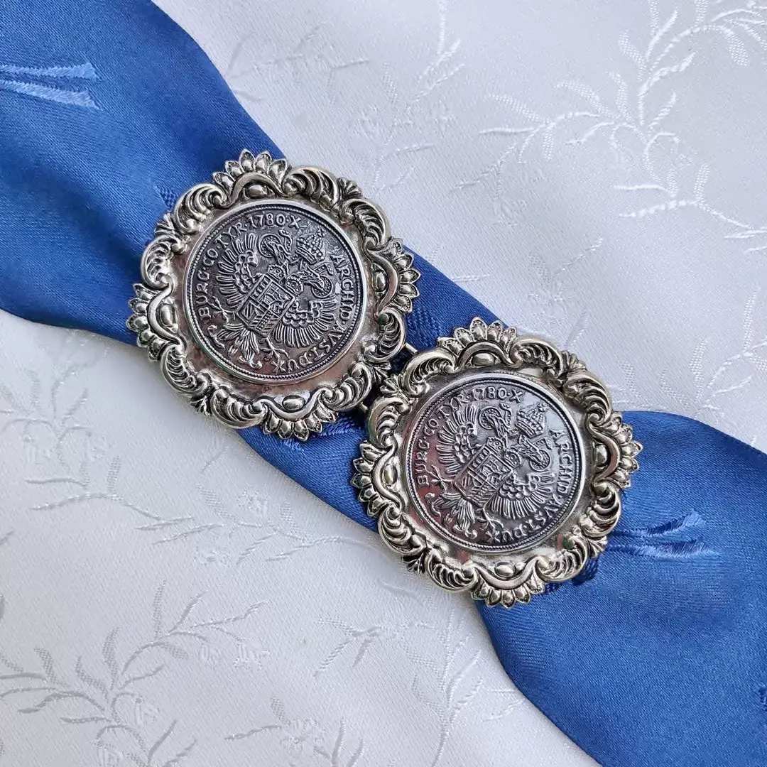 Schürzenschließe antik-silber mit Talern – Bild 1 – Chiemgauer Heimatwerk Trachten-Onlineshop Schürzenschließe antik-silber mit Talern - Bild 1 - Chiemgauer Heimatwerk Trachten-Onlineshop