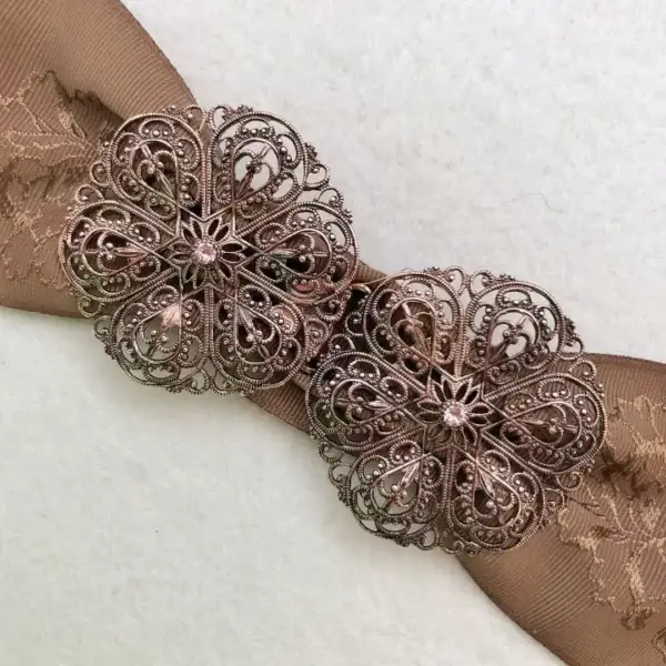 Schürzenschließe kupfer mit Swarovski beige No. 40 – Bild 1 – Chiemgauer Heimatwerk Trachten-Onlineshop Schürzenschließe kupfer mit Swarovski beige No. 40 - Bild 1 - Chiemgauer Heimatwerk Trachten-Onlineshop