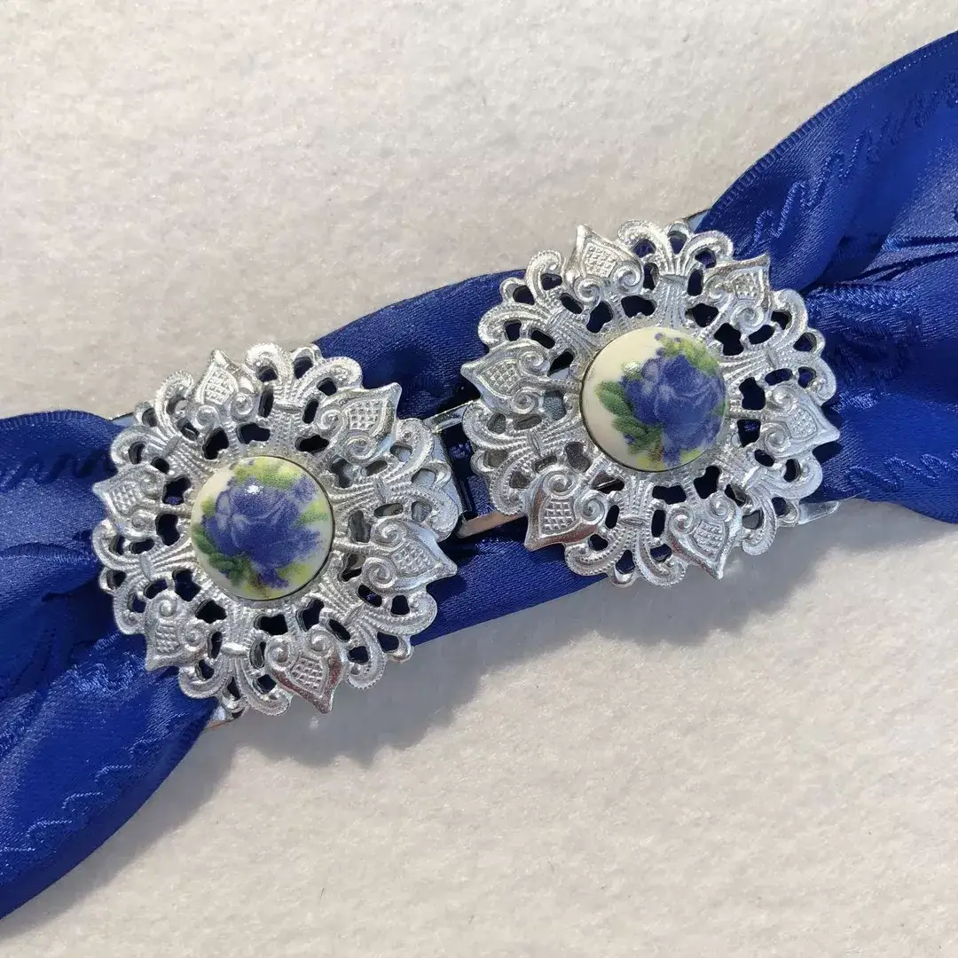Schürzenschließe mit Rose in blau No. 1 – Bild 1 – Chiemgauer Heimatwerk Trachten-Onlineshop Schürzenschließe mit Rose in blau No. 1 - Bild 1 - Chiemgauer Heimatwerk Trachten-Onlineshop