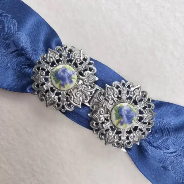 Schürzenschließe mit Rose in blau No. 2 – Bild 1 – Chiemgauer Heimatwerk Trachten-Onlineshop Schürzenschließe mit Rose in blau No. 2 - Bild 1 - Chiemgauer Heimatwerk Trachten-Onlineshop