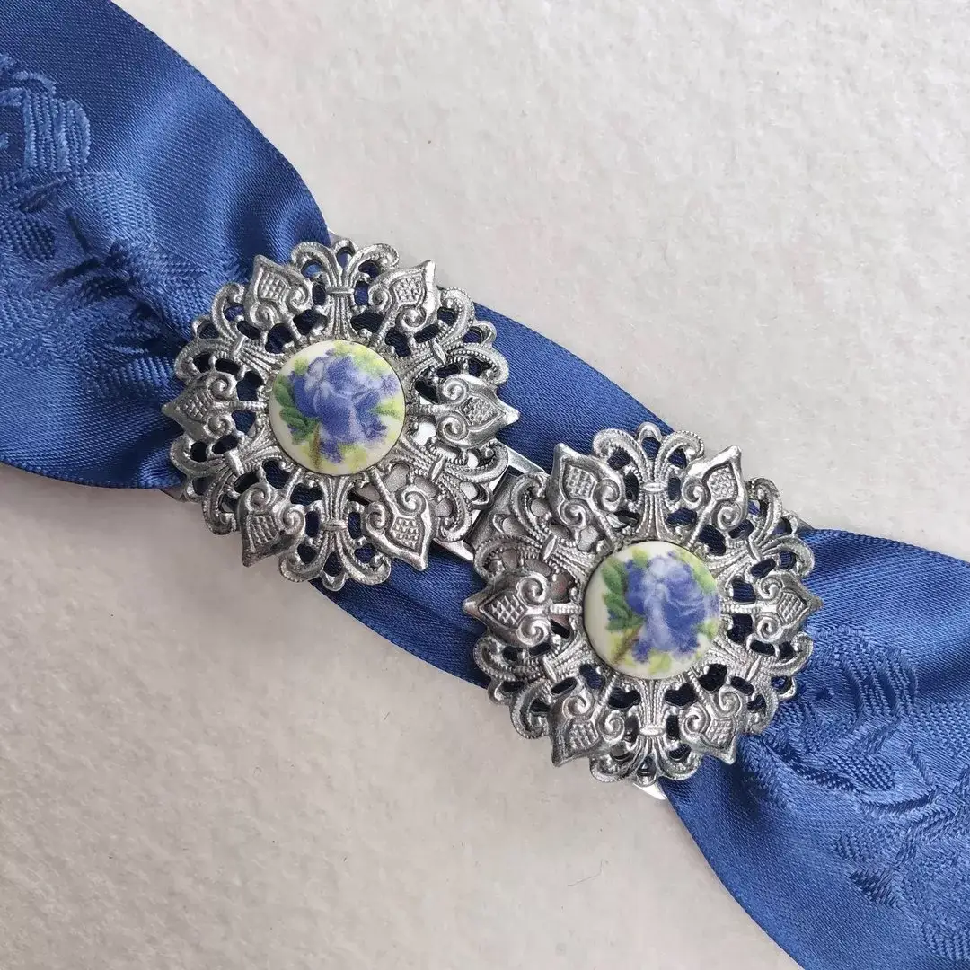 Schürzenschließe mit Rose in blau No. 2 - Bild 1 - Chiemgauer Heimatwerk Trachten-Onlineshop