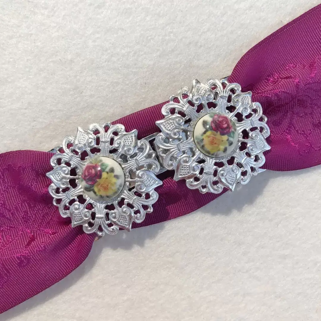 Schürzenschließe mit Rose in fuchsia – Bild 1 – Chiemgauer Heimatwerk Trachten-Onlineshop Schürzenschließe mit Rose in fuchsia - Bild 1 - Chiemgauer Heimatwerk Trachten-Onlineshop
