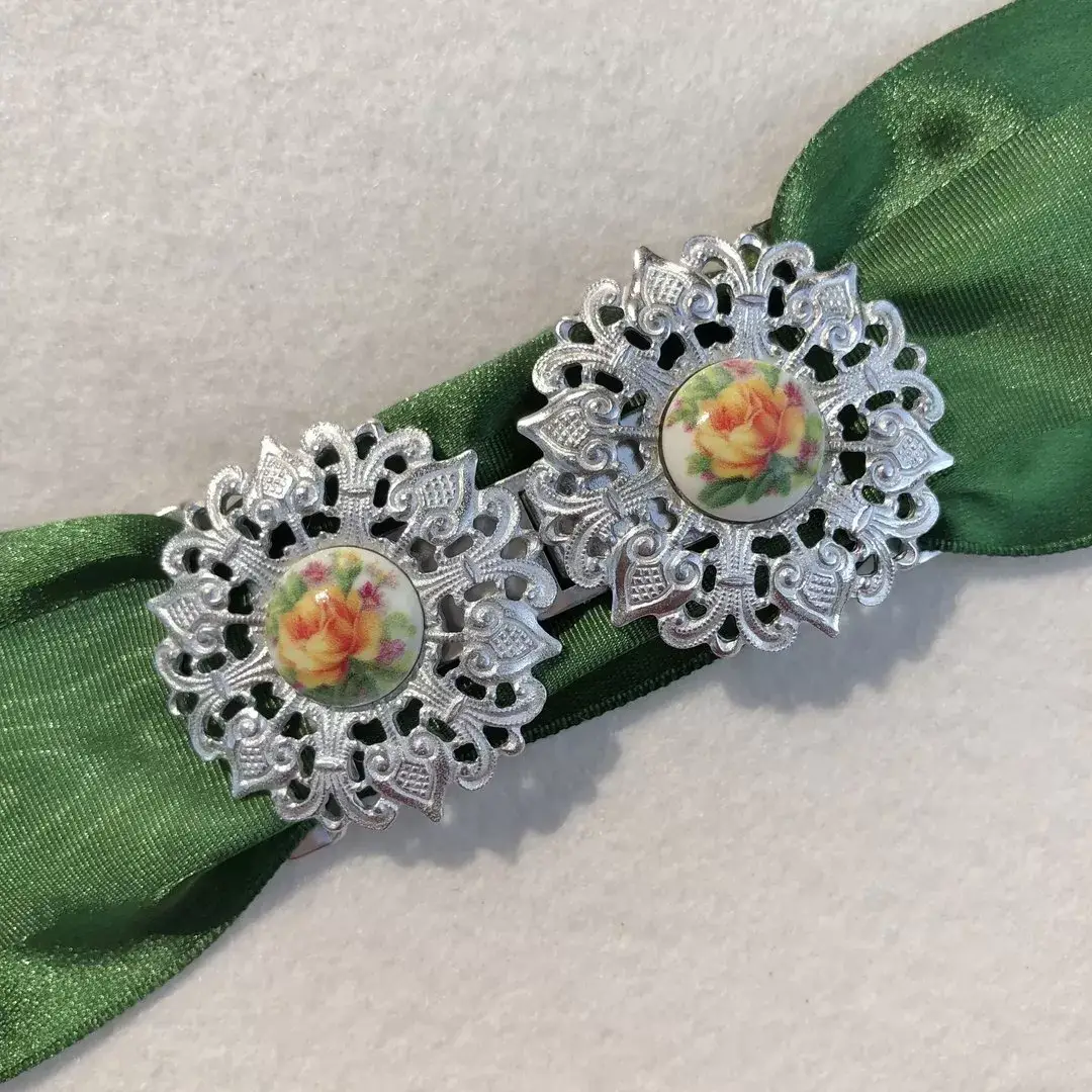 Schürzenschließe mit Rose in gelb No. 1 – Bild 1 – Chiemgauer Heimatwerk Trachten-Onlineshop Schürzenschließe mit Rose in gelb No. 1 - Bild 1 - Chiemgauer Heimatwerk Trachten-Onlineshop