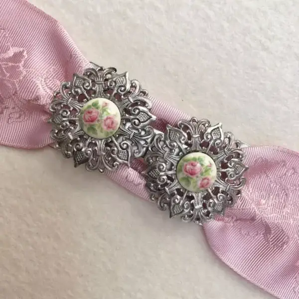 Schürzenschließe mit Rose in rosa No. 2 – Bild 1 – Chiemgauer Heimatwerk Trachten-Onlineshop Schürzenschließe mit Rose in rosa No. 2 - Bild 1 - Chiemgauer Heimatwerk Trachten-Onlineshop