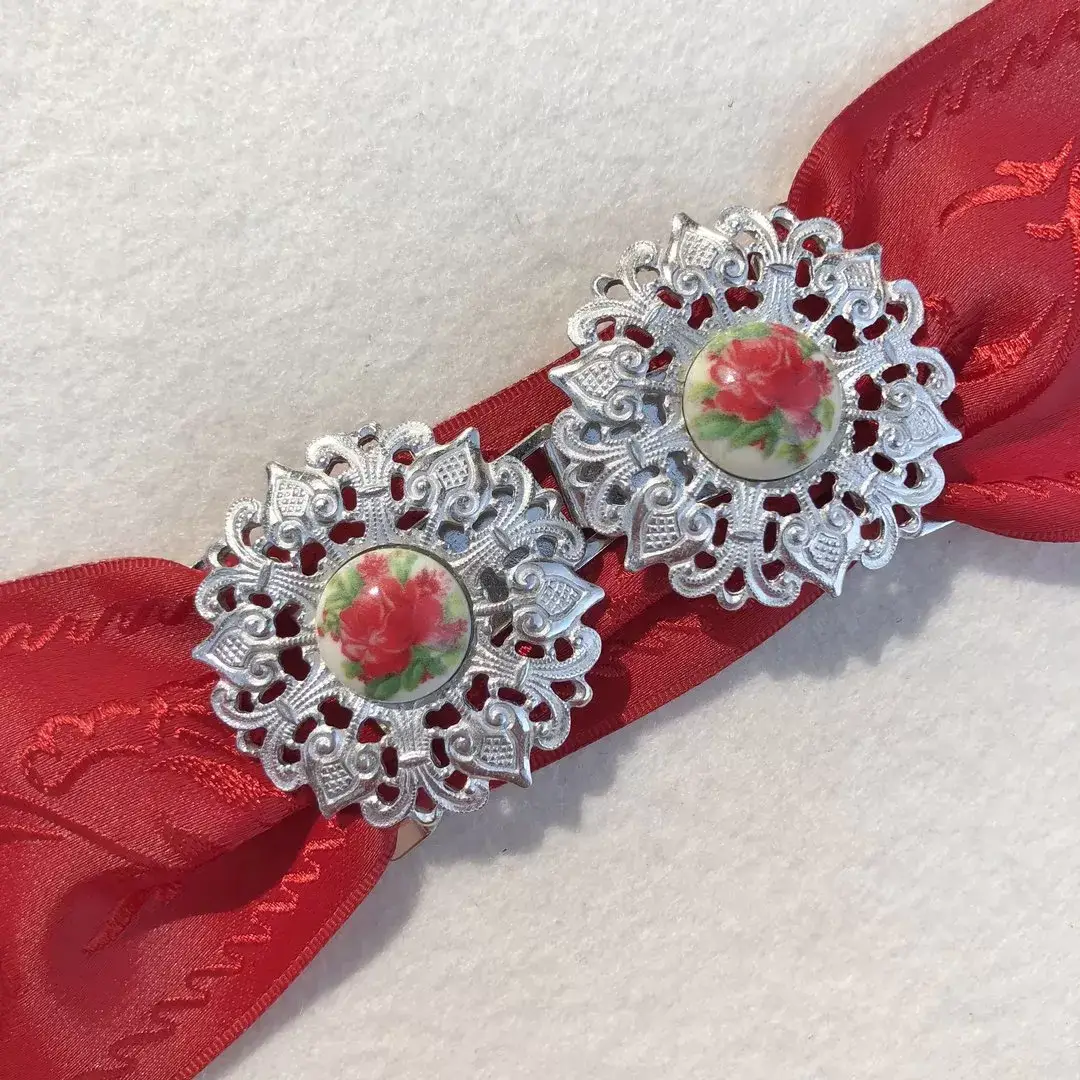 Schürzenschließe mit Rose in rot No. 1 – Bild 1 – Chiemgauer Heimatwerk Trachten-Onlineshop Schürzenschließe mit Rose in rot No. 1 - Bild 1 - Chiemgauer Heimatwerk Trachten-Onlineshop