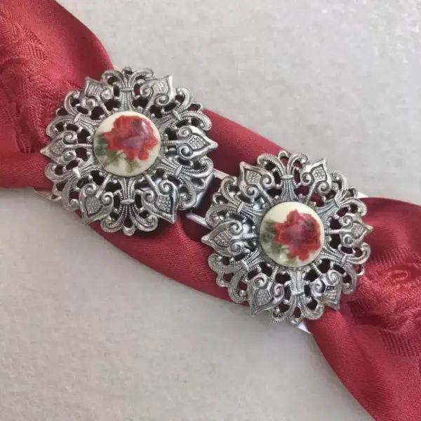 Schürzenschließe mit Rose in rot No. 2 – Bild 1 – Chiemgauer Heimatwerk Trachten-Onlineshop Schürzenschließe mit Rose in rot No. 2 - Bild 1 - Chiemgauer Heimatwerk Trachten-Onlineshop