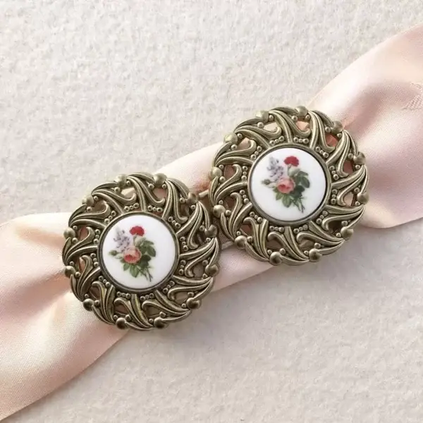 Schürzenschließe mit Rose lachs – Bild 1 – Chiemgauer Heimatwerk Trachten-Onlineshop Schürzenschließe mit Rose lachs - Bild 1 - Chiemgauer Heimatwerk Trachten-Onlineshop