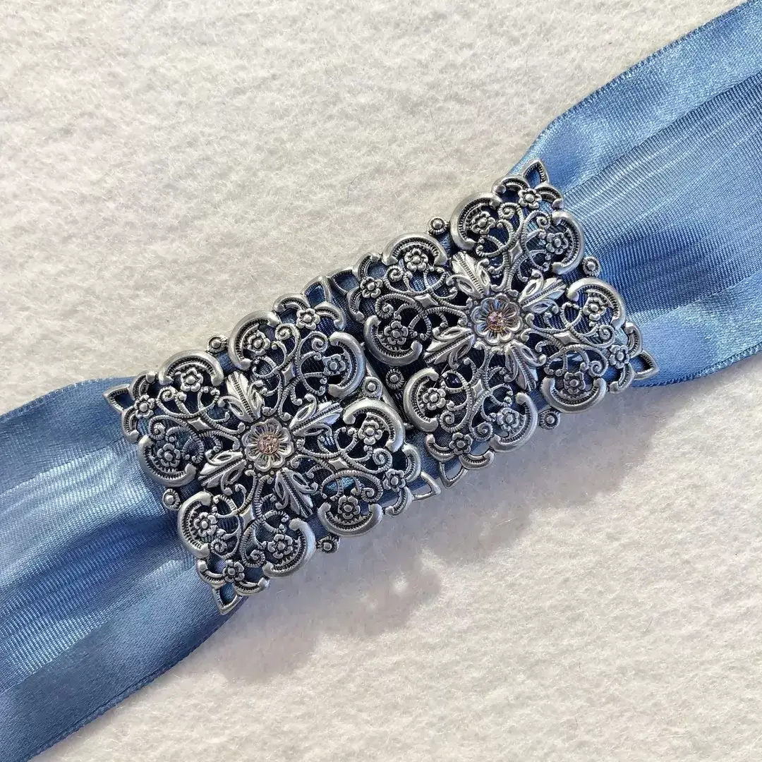 Schürzenschließe mit Swarovski altrosa No. 79 – Bild 1 – Chiemgauer Heimatwerk Trachten-Onlineshop Schürzenschließe mit Swarovski altrosa No. 79 - Bild 1 - Chiemgauer Heimatwerk Trachten-Onlineshop