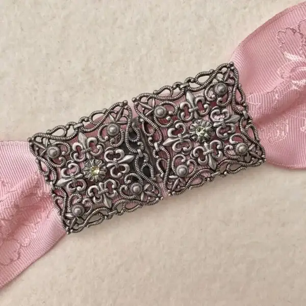 Schürzenschließe mit Swarovski apfelgrün No. 27 – Bild 1 – Chiemgauer Heimatwerk Trachten-Onlineshop Schürzenschließe mit Swarovski apfelgrün No. 27 - Bild 1 - Chiemgauer Heimatwerk Trachten-Onlineshop