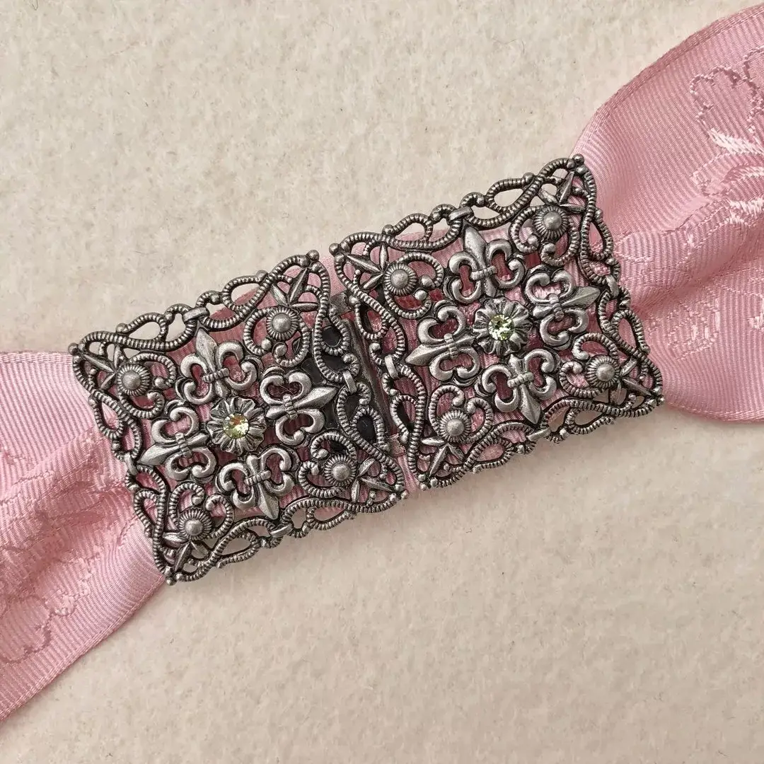 Schürzenschließe mit Swarovski apfelgrün No. 27 – Bild 1 – Chiemgauer Heimatwerk Trachten-Onlineshop Schürzenschließe mit Swarovski apfelgrün No. 27 - Bild 1 - Chiemgauer Heimatwerk Trachten-Onlineshop