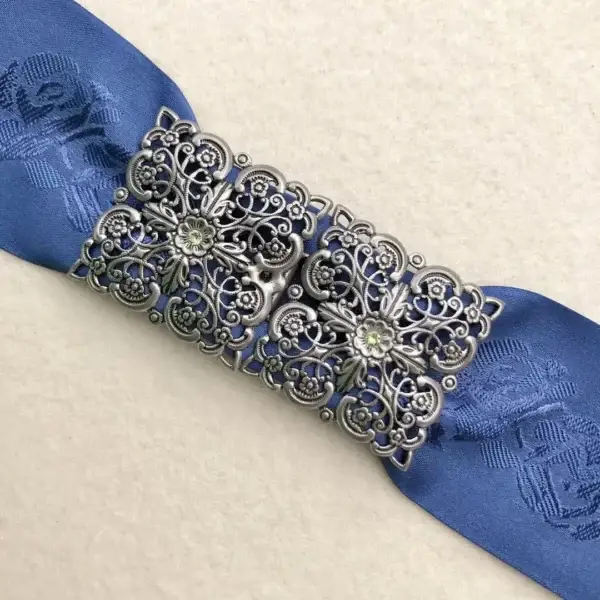 Schürzenschließe mit Swarovski apfelgrün No. 64 – Bild 1 – Chiemgauer Heimatwerk Trachten-Onlineshop Schürzenschließe mit Swarovski apfelgrün No. 64 - Bild 1 - Chiemgauer Heimatwerk Trachten-Onlineshop