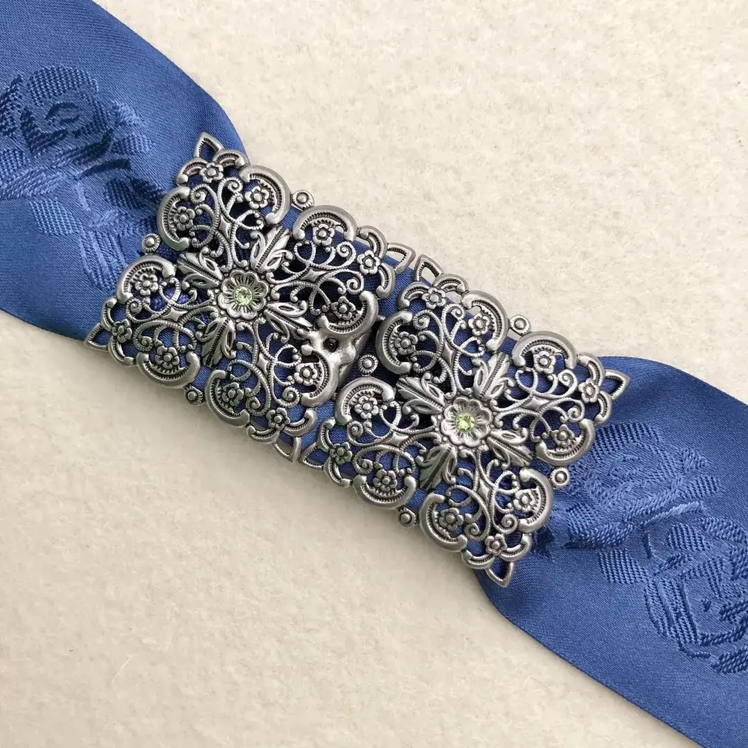 Schürzenschließe mit Swarovski apfelgrün No. 64 – Bild 1 – Chiemgauer Heimatwerk Trachten-Onlineshop Schürzenschließe mit Swarovski apfelgrün No. 64 - Bild 1 - Chiemgauer Heimatwerk Trachten-Onlineshop