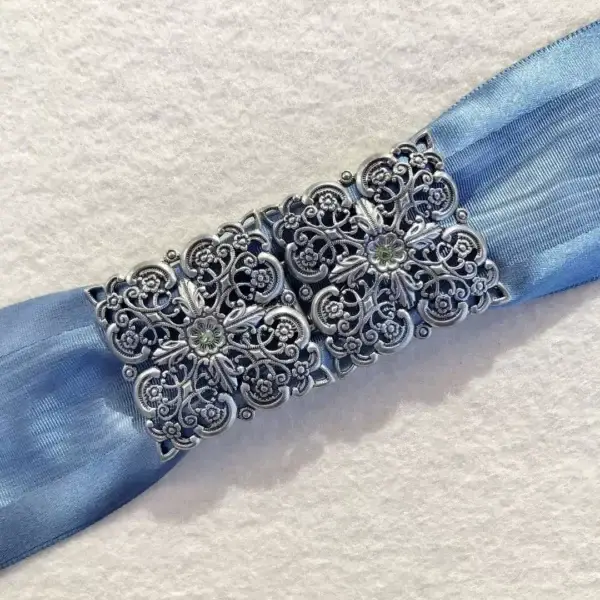 Schürzenschließe mit Swarovski apfelgrün No. 82 – Bild 1 – Chiemgauer Heimatwerk Trachten-Onlineshop Schürzenschließe mit Swarovski apfelgrün No. 82 - Bild 1 - Chiemgauer Heimatwerk Trachten-Onlineshop