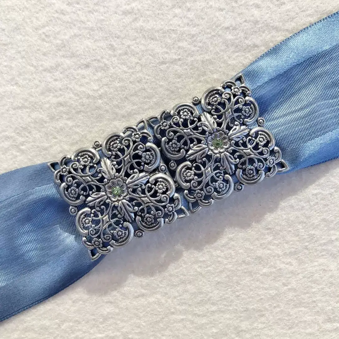 Schürzenschließe mit Swarovski apfelgrün No. 82 – Bild 1 – Chiemgauer Heimatwerk Trachten-Onlineshop Schürzenschließe mit Swarovski apfelgrün No. 82 - Bild 1 - Chiemgauer Heimatwerk Trachten-Onlineshop