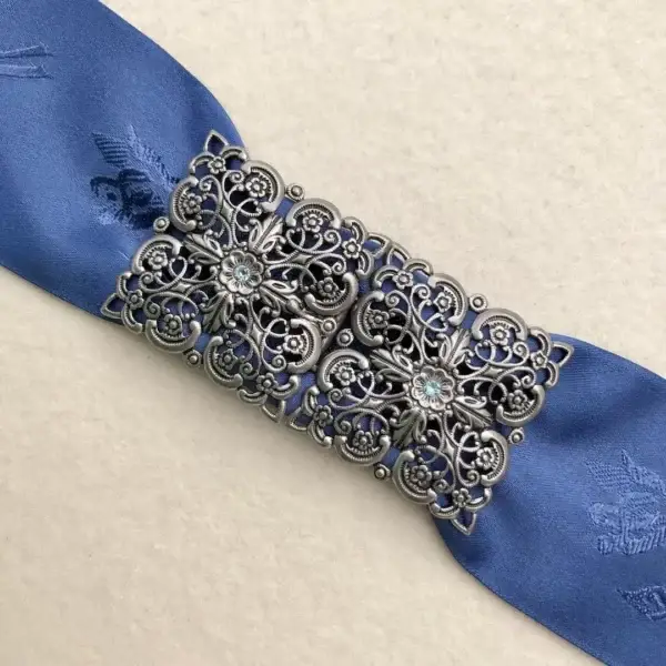 Schürzenschließe mit Swarovski aquamarine No. 60 – Bild 1 – Chiemgauer Heimatwerk Trachten-Onlineshop Schürzenschließe mit Swarovski aquamarine No. 60 - Bild 1 - Chiemgauer Heimatwerk Trachten-Onlineshop