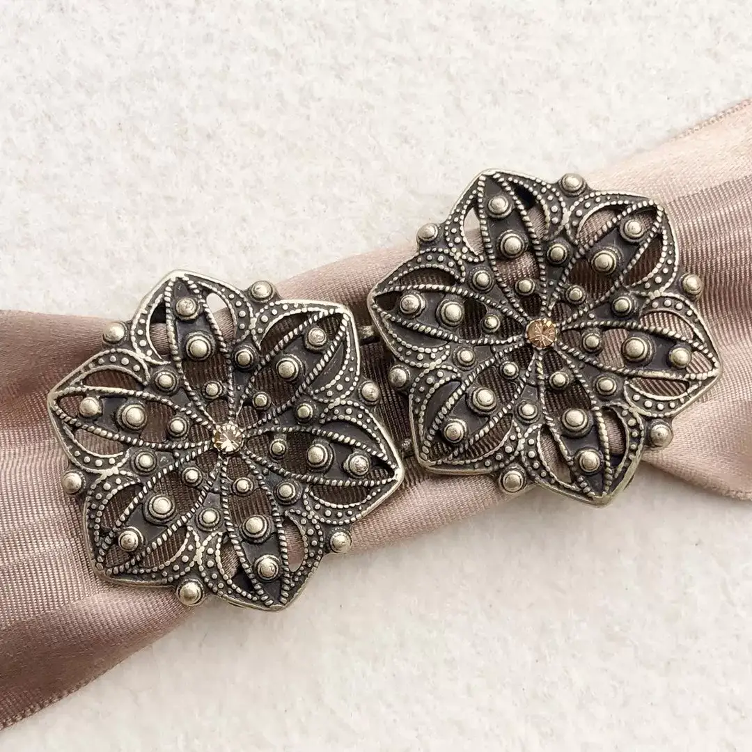 Schürzenschließe mit Swarovski beige No. 13 – Bild 1 – Chiemgauer Heimatwerk Trachten-Onlineshop Schürzenschließe mit Swarovski beige No. 13 - Bild 1 - Chiemgauer Heimatwerk Trachten-Onlineshop