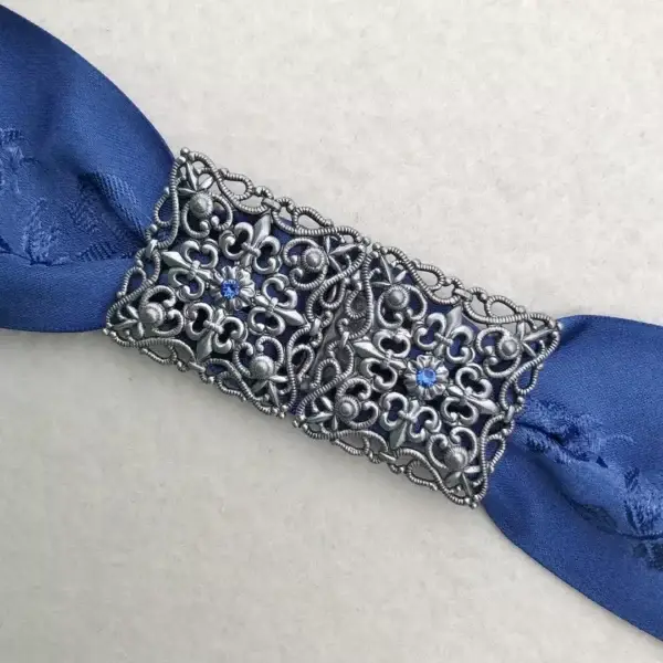 Schürzenschließe mit Swarovski blau No. 23 – Bild 1 – Chiemgauer Heimatwerk Trachten-Onlineshop Schürzenschließe mit Swarovski blau No. 23 - Bild 1 - Chiemgauer Heimatwerk Trachten-Onlineshop