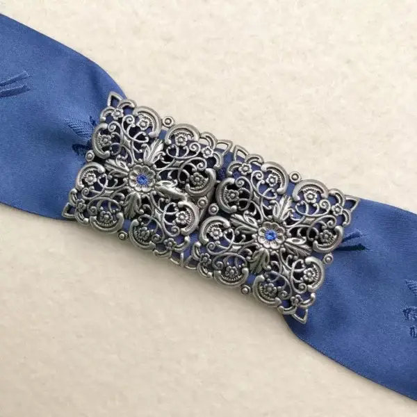 Schürzenschließe mit Swarovski blau No. 61 – Bild 1 – Chiemgauer Heimatwerk Trachten-Onlineshop Schürzenschließe mit Swarovski blau No. 61 - Bild 1 - Chiemgauer Heimatwerk Trachten-Onlineshop