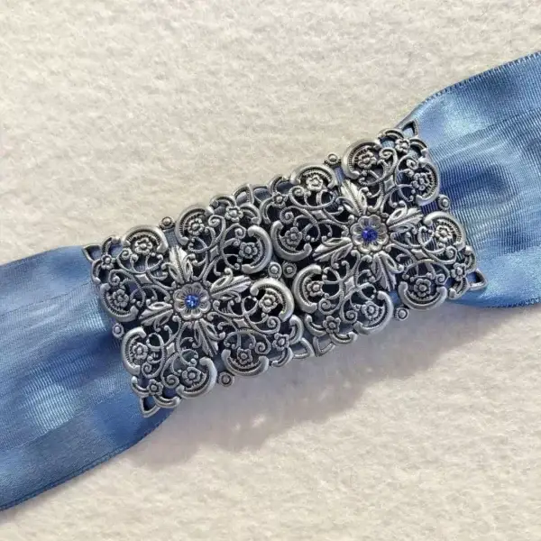 Schürzenschließe mit Swarovski blau No. 84 – Bild 1 – Chiemgauer Heimatwerk Trachten-Onlineshop Schürzenschließe mit Swarovski blau No. 84 - Bild 1 - Chiemgauer Heimatwerk Trachten-Onlineshop