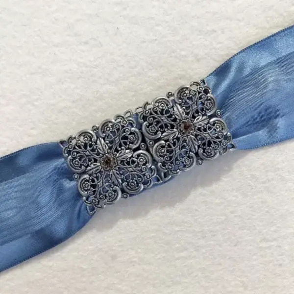 Schürzenschließe mit Swarovski braun No. 72 – Bild 1 – Chiemgauer Heimatwerk Trachten-Onlineshop Schürzenschließe mit Swarovski braun No. 72 - Bild 1 - Chiemgauer Heimatwerk Trachten-Onlineshop