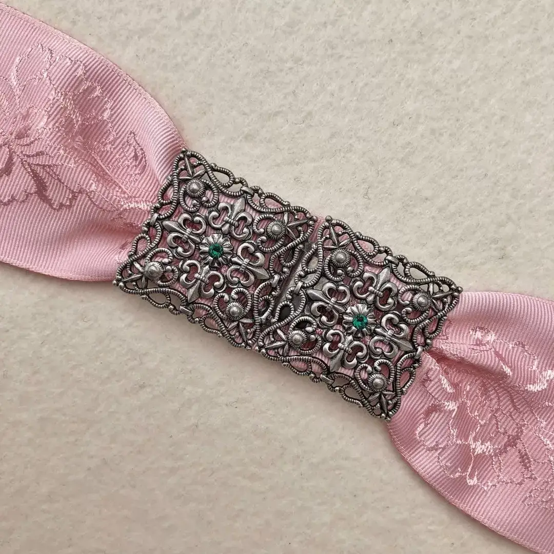 Schürzenschließe mit Swarovski dunkelgrün No. 24 – Bild 1 – Chiemgauer Heimatwerk Trachten-Onlineshop Schürzenschließe mit Swarovski dunkelgrün No. 24 - Bild 1 - Chiemgauer Heimatwerk Trachten-Onlineshop