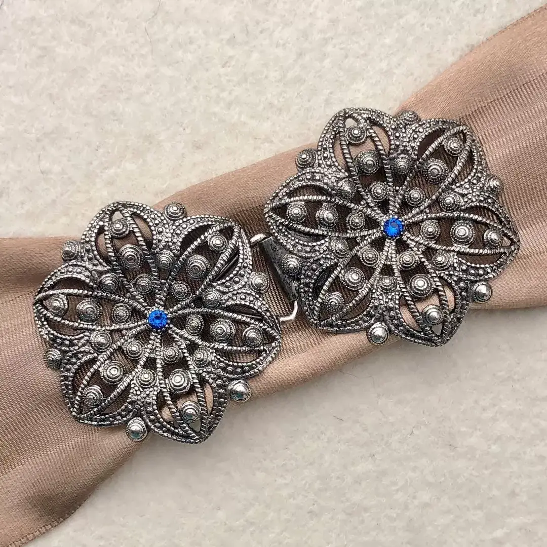 Schürzenschließe mit Swarovski enzianblau No. 1 – Bild 1 – Chiemgauer Heimatwerk Trachten-Onlineshop Schürzenschließe mit Swarovski enzianblau No. 1 - Bild 1 - Chiemgauer Heimatwerk Trachten-Onlineshop