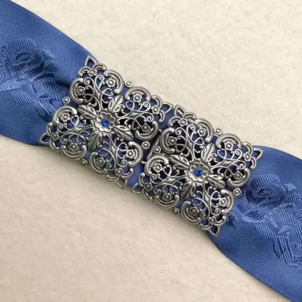 Schürzenschließe mit Swarovski enzianblau No. 65 – Bild 1 – Chiemgauer Heimatwerk Trachten-Onlineshop Schürzenschließe mit Swarovski enzianblau No. 65 - Bild 1 - Chiemgauer Heimatwerk Trachten-Onlineshop