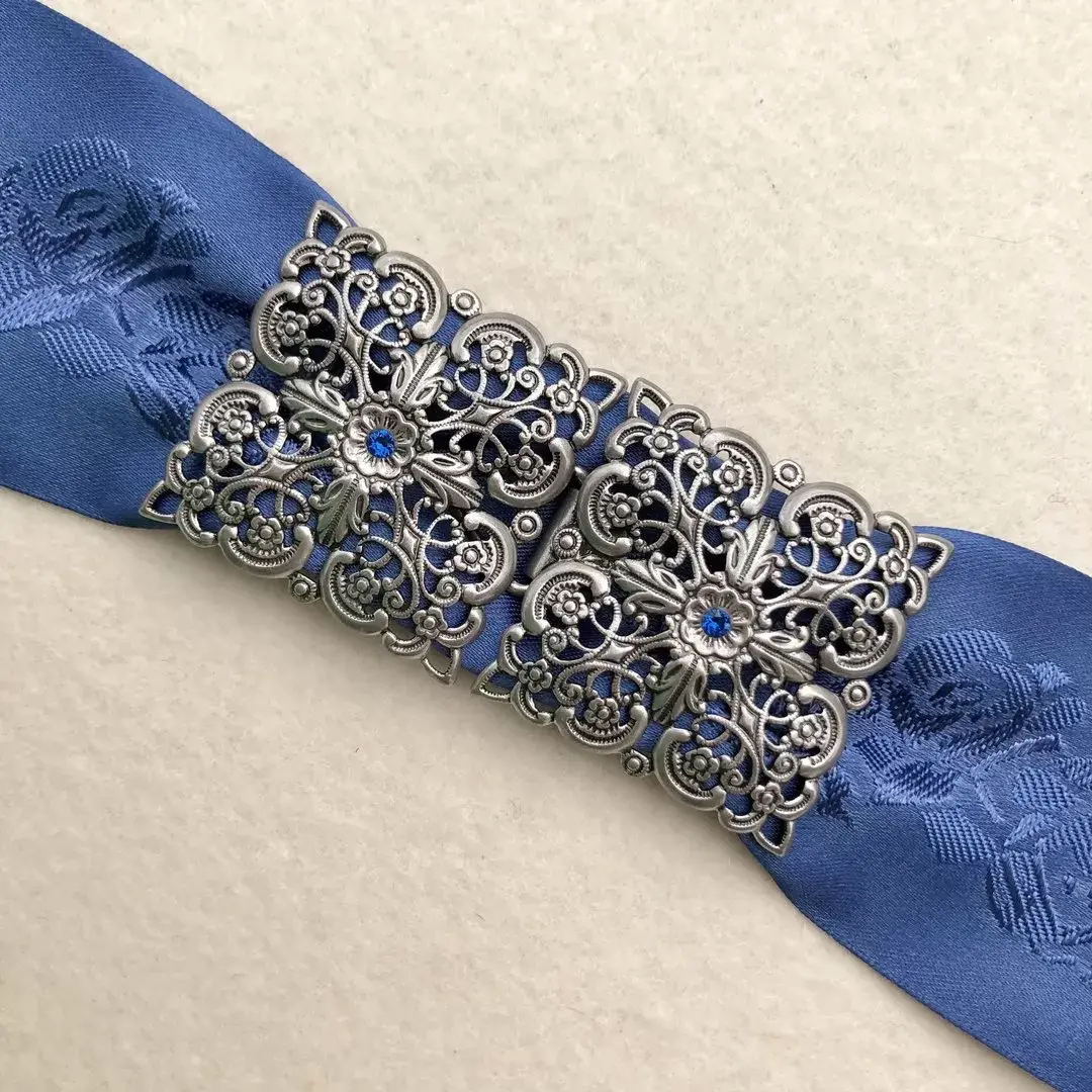 Schürzenschließe mit Swarovski enzianblau No. 65 – Bild 1 – Chiemgauer Heimatwerk Trachten-Onlineshop Schürzenschließe mit Swarovski enzianblau No. 65 - Bild 1 - Chiemgauer Heimatwerk Trachten-Onlineshop