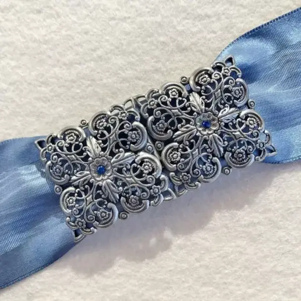 Schürzenschließe mit Swarovski enzianblau No. 78 – Bild 1 – Chiemgauer Heimatwerk Trachten-Onlineshop Schürzenschließe mit Swarovski enzianblau No. 78 - Bild 1 - Chiemgauer Heimatwerk Trachten-Onlineshop