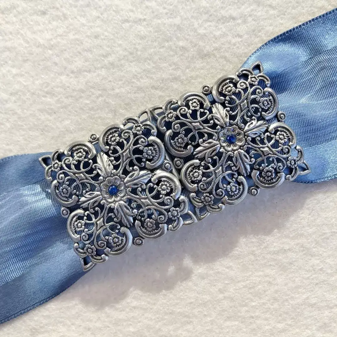 Schürzenschließe mit Swarovski enzianblau No. 78 – Bild 1 – Chiemgauer Heimatwerk Trachten-Onlineshop Schürzenschließe mit Swarovski enzianblau No. 78 - Bild 1 - Chiemgauer Heimatwerk Trachten-Onlineshop