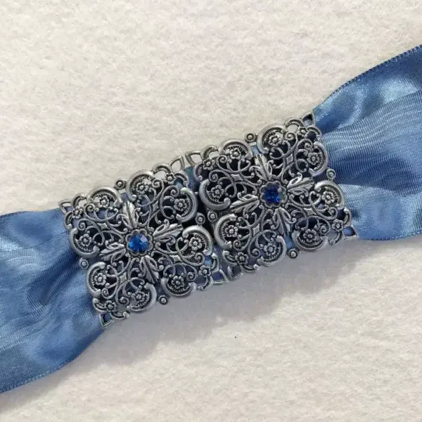 Schürzenschließe mit Swarovski enzianblau No. 80 – Bild 1 – Chiemgauer Heimatwerk Trachten-Onlineshop Schürzenschließe mit Swarovski enzianblau No. 80 - Bild 1 - Chiemgauer Heimatwerk Trachten-Onlineshop