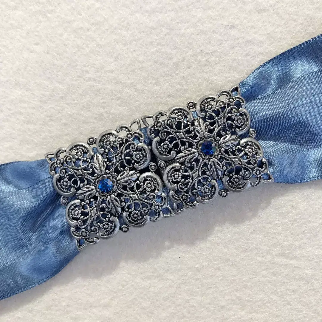 Schürzenschließe mit Swarovski enzianblau No. 80 – Bild 1 – Chiemgauer Heimatwerk Trachten-Onlineshop Schürzenschließe mit Swarovski enzianblau No. 80 - Bild 1 - Chiemgauer Heimatwerk Trachten-Onlineshop