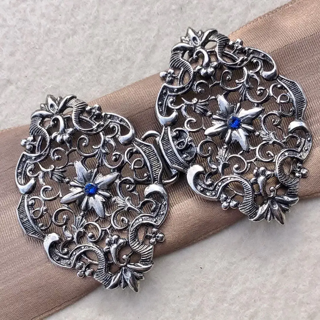 Schürzenschließe mit Swarovski enzianblau No. 85 – Bild 1 – Chiemgauer Heimatwerk Trachten-Onlineshop Schürzenschließe mit Swarovski enzianblau No. 85 - Bild 1 - Chiemgauer Heimatwerk Trachten-Onlineshop