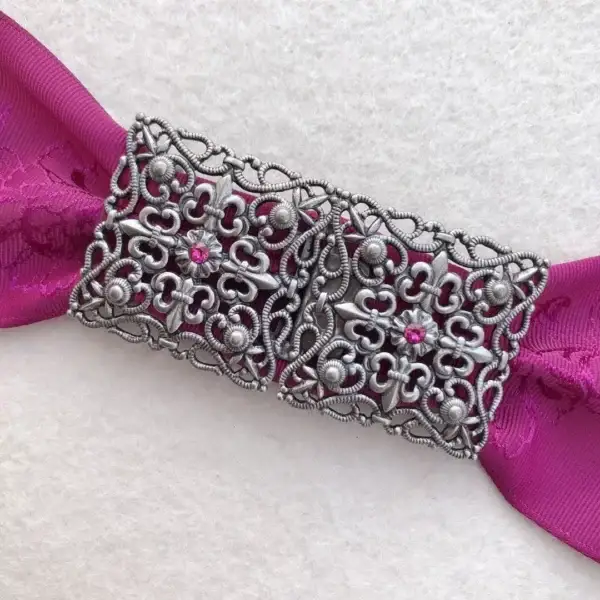 Schürzenschließe mit Swarovski fuchsia No. 29 – Bild 1 – Chiemgauer Heimatwerk Trachten-Onlineshop Schürzenschließe mit Swarovski fuchsia No. 29 - Bild 1 - Chiemgauer Heimatwerk Trachten-Onlineshop