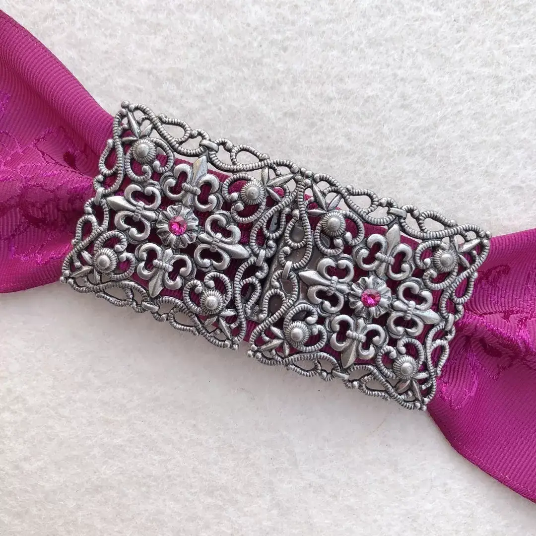 Schürzenschließe mit Swarovski fuchsia No. 29 – Bild 1 – Chiemgauer Heimatwerk Trachten-Onlineshop Schürzenschließe mit Swarovski fuchsia No. 29 - Bild 1 - Chiemgauer Heimatwerk Trachten-Onlineshop