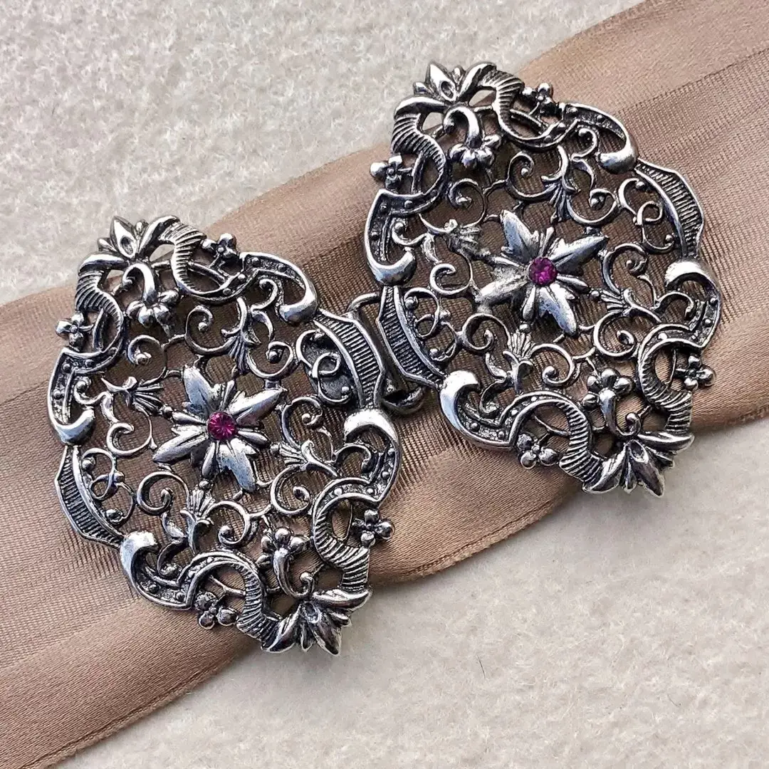 Schürzenschließe mit Swarovski fuchsia No. 87 – Bild 1 – Chiemgauer Heimatwerk Trachten-Onlineshop Schürzenschließe mit Swarovski fuchsia No. 87 - Bild 1 - Chiemgauer Heimatwerk Trachten-Onlineshop