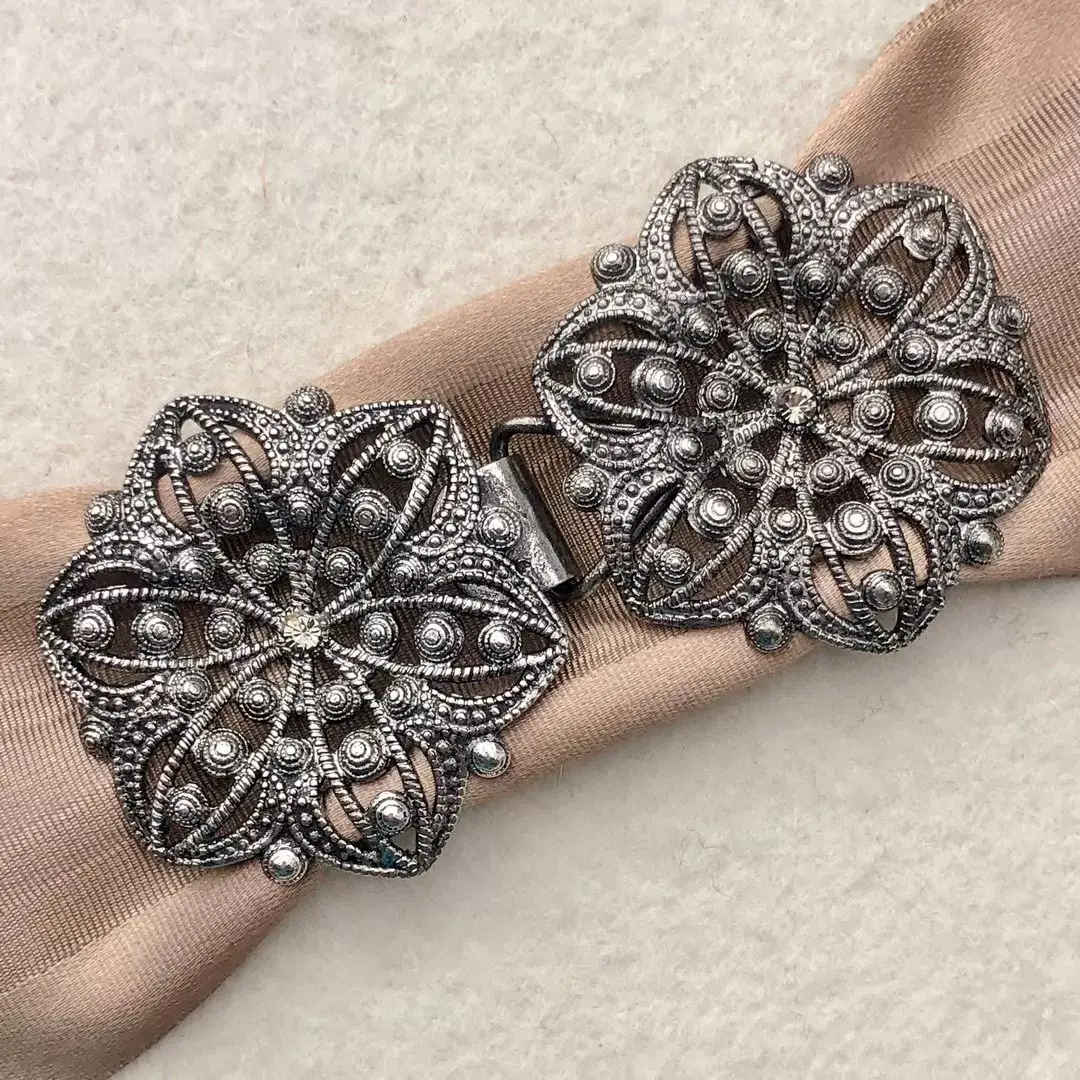 Schürzenschließe mit Swarovski grau No. 3 – Bild 1 – Chiemgauer Heimatwerk Trachten-Onlineshop Schürzenschließe mit Swarovski grau No. 3 - Bild 1 - Chiemgauer Heimatwerk Trachten-Onlineshop
