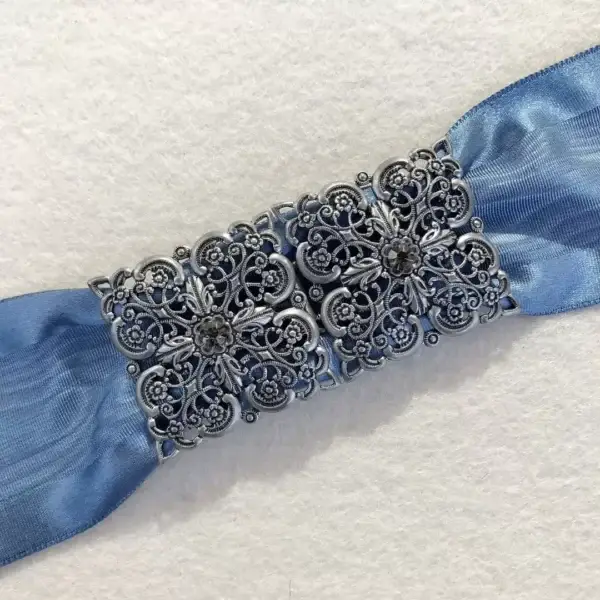 Schürzenschließe mit Swarovski grau No. 73 – Bild 1 – Chiemgauer Heimatwerk Trachten-Onlineshop Schürzenschließe mit Swarovski grau No. 73 - Bild 1 - Chiemgauer Heimatwerk Trachten-Onlineshop