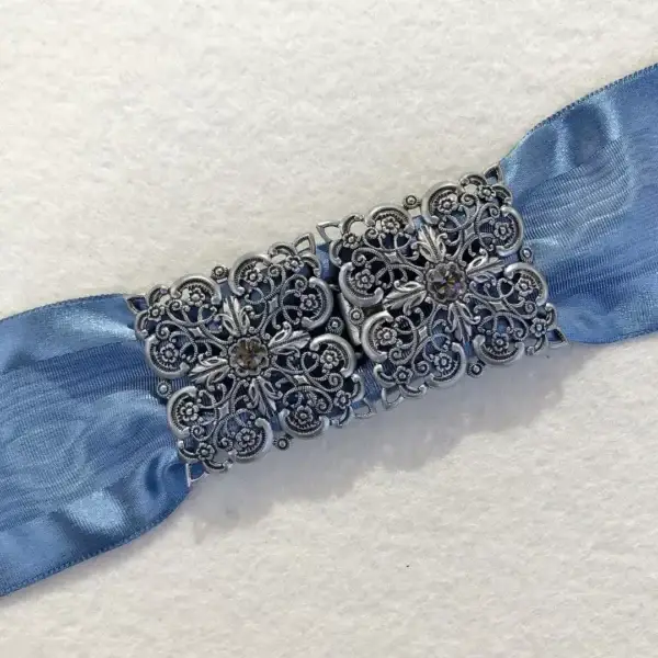 Schürzenschließe mit Swarovski grau No. 77 – Bild 1 – Chiemgauer Heimatwerk Trachten-Onlineshop Schürzenschließe mit Swarovski grau No. 77 - Bild 1 - Chiemgauer Heimatwerk Trachten-Onlineshop