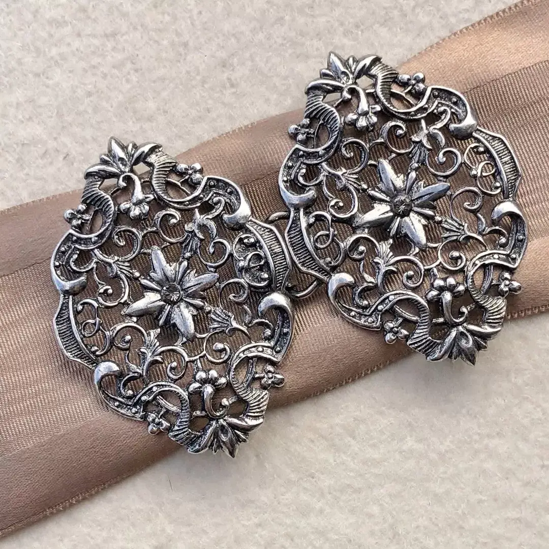 Schürzenschließe mit Swarovski grau No. 88 – Bild 1 – Chiemgauer Heimatwerk Trachten-Onlineshop Schürzenschließe mit Swarovski grau No. 88 - Bild 1 - Chiemgauer Heimatwerk Trachten-Onlineshop