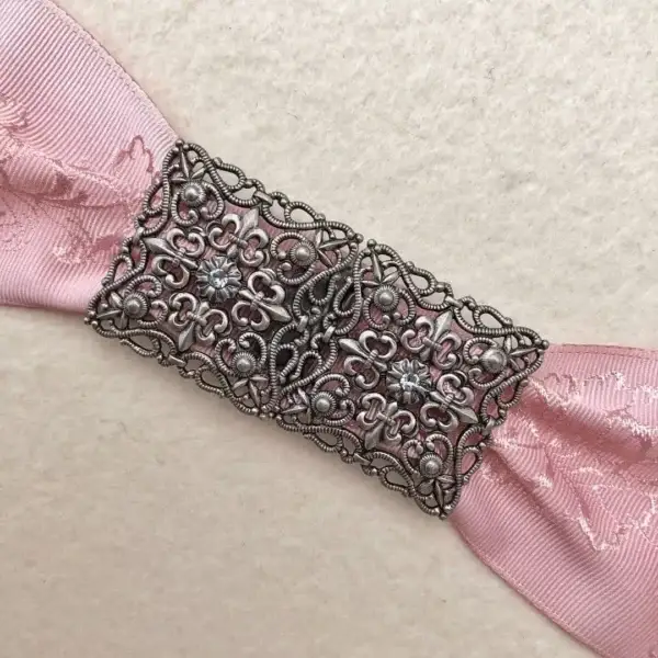 Schürzenschließe mit Swarovski hellblau No. 25 – Bild 1 – Chiemgauer Heimatwerk Trachten-Onlineshop Schürzenschließe mit Swarovski hellblau No. 25 - Bild 1 - Chiemgauer Heimatwerk Trachten-Onlineshop