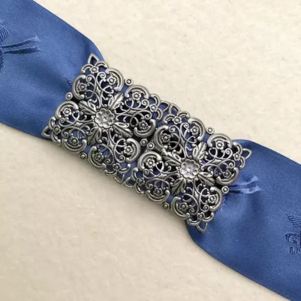 Schürzenschließe mit Swarovski hellblau No. 63 – Bild 1 – Chiemgauer Heimatwerk Trachten-Onlineshop Schürzenschließe mit Swarovski hellblau No. 63 - Bild 1 - Chiemgauer Heimatwerk Trachten-Onlineshop