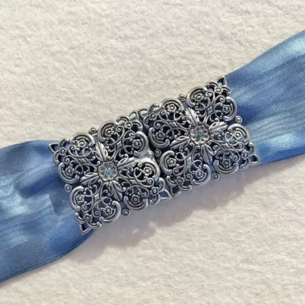 Schürzenschließe mit Swarovski hellblau No. 81 – Bild 1 – Chiemgauer Heimatwerk Trachten-Onlineshop Schürzenschließe mit Swarovski hellblau No. 81 - Bild 1 - Chiemgauer Heimatwerk Trachten-Onlineshop