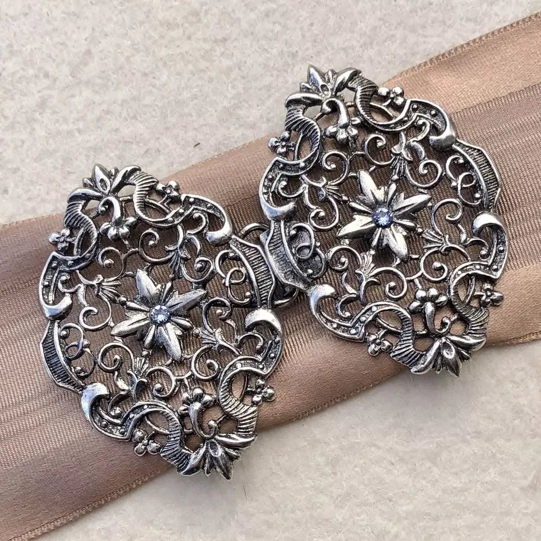 Schürzenschließe mit Swarovski hellblau No. 89 – Bild 1 – Chiemgauer Heimatwerk Trachten-Onlineshop Schürzenschließe mit Swarovski hellblau No. 89 - Bild 1 - Chiemgauer Heimatwerk Trachten-Onlineshop