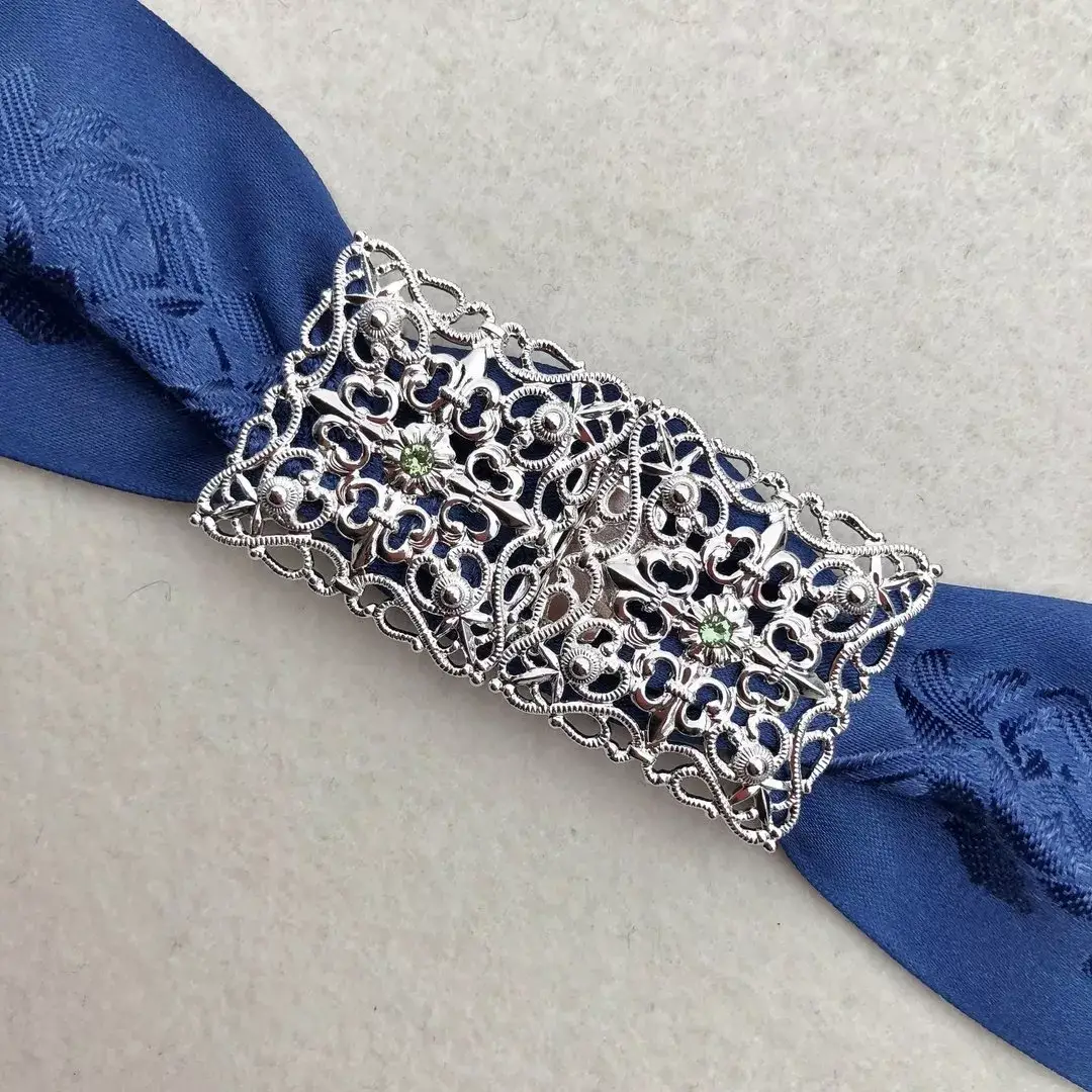 Schürzenschließe mit Swarovski in apfelgrün No. 19 – Bild 1 – Chiemgauer Heimatwerk Trachten-Onlineshop Schürzenschließe mit Swarovski in apfelgrün No. 19 - Bild 1 - Chiemgauer Heimatwerk Trachten-Onlineshop