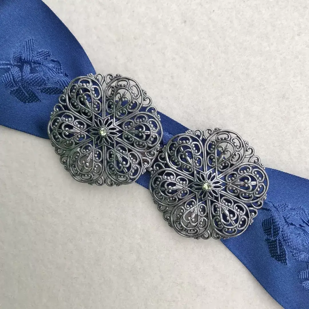 Schürzenschließe mit Swarovski in apfelgrün No. 54 – Bild 1 – Chiemgauer Heimatwerk Trachten-Onlineshop Schürzenschließe mit Swarovski in apfelgrün No. 54 - Bild 1 - Chiemgauer Heimatwerk Trachten-Onlineshop