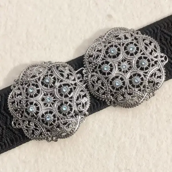 Schürzenschließe mit Swarovski in aquamarine No. 133 – Bild 1 – Chiemgauer Heimatwerk Trachten-Onlineshop Schürzenschließe mit Swarovski in aquamarine No. 133 - Bild 1 - Chiemgauer Heimatwerk Trachten-Onlineshop