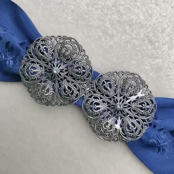 Schürzenschließe mit Swarovski in aquamarine No. 45 – Bild 1 – Chiemgauer Heimatwerk Trachten-Onlineshop Schürzenschließe mit Swarovski in aquamarine No. 45 - Bild 1 - Chiemgauer Heimatwerk Trachten-Onlineshop