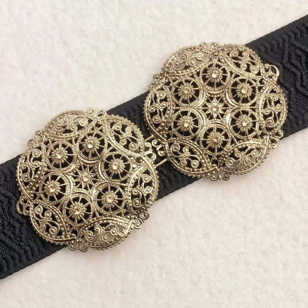 Schürzenschließe mit Swarovski in beige No. 126 – Bild 1 – Chiemgauer Heimatwerk Trachten-Onlineshop Schürzenschließe mit Swarovski in beige No. 126 - Bild 1 - Chiemgauer Heimatwerk Trachten-Onlineshop