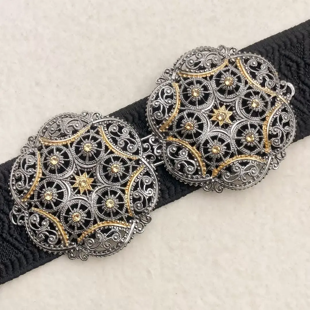 Schürzenschließe mit Swarovski in beige No. 130 – Bild 1 – Chiemgauer Heimatwerk Trachten-Onlineshop Schürzenschließe mit Swarovski in beige No. 130 - Bild 1 - Chiemgauer Heimatwerk Trachten-Onlineshop